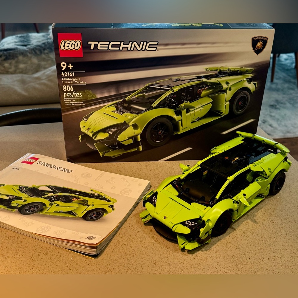 Lego Technic Lamborghini Huracán Tecnica 42161 - Picture 2 of 9